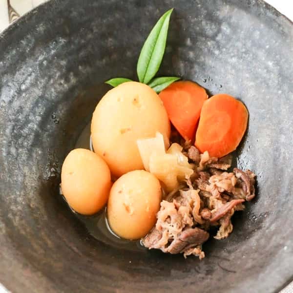 和食の定番〈肉じゃが〉食品添加物不使用でこだわりの原材料と調味料でやさしい味付けに仕上げた一品