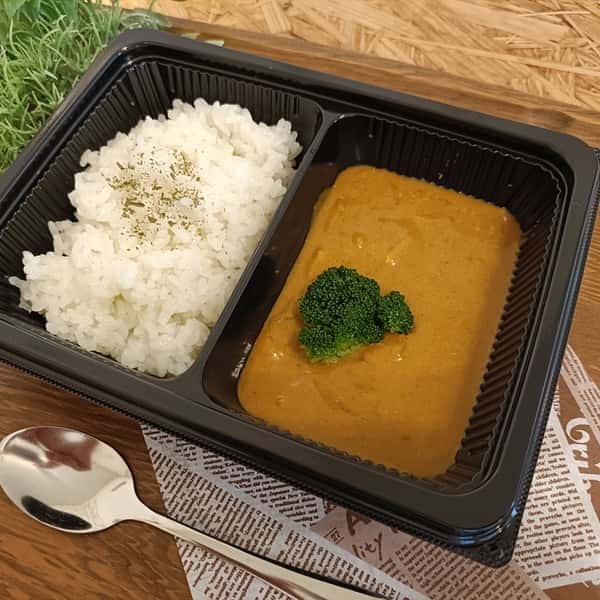 忙しい時でもレンジで温めるだけでお店の味が食べられる。4種のスパイスカレー。＜無添加・グルテンフリー・砂糖不使用・天日塩100%＞