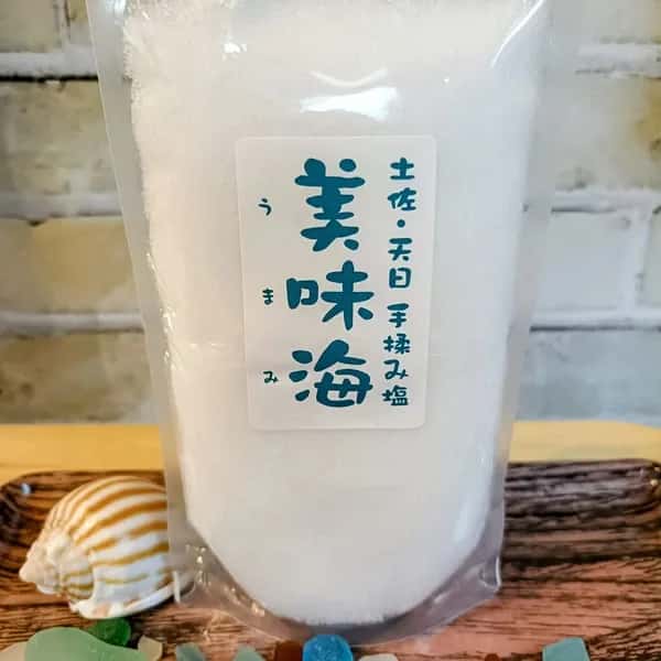 完全天日塩。海と太陽の恵みをそのままに。 毎日のごはんに安心と美味しいを。黒潮町の天日塩。