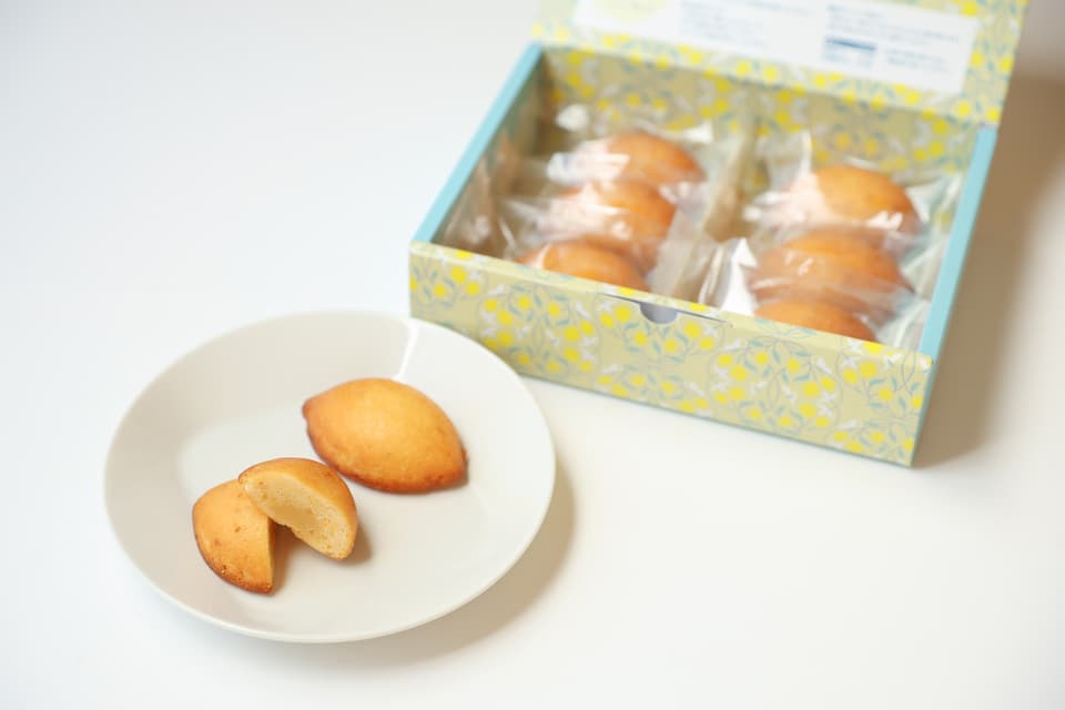 〈超しっとり！ぜいたくレモンケーキ（ギフト向き箱入り）〉広島県産農薬不使用レモンピールたっぷりで手作り