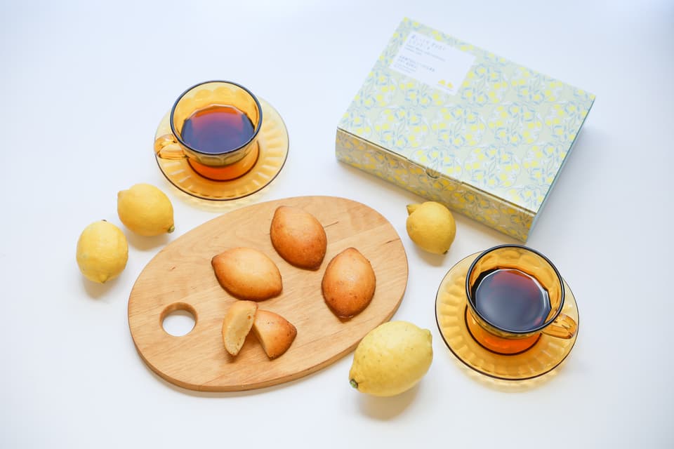 〈超しっとり！ぜいたくレモンケーキ（ギフト向き箱入り）〉広島県産農薬不使用レモンピールたっぷりで手作り