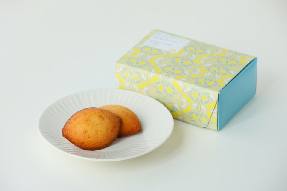 〈超しっとり！ぜいたくレモンケーキ（ギフト向き箱入り）〉広島県産農薬不使用レモンピールたっぷりで手作り