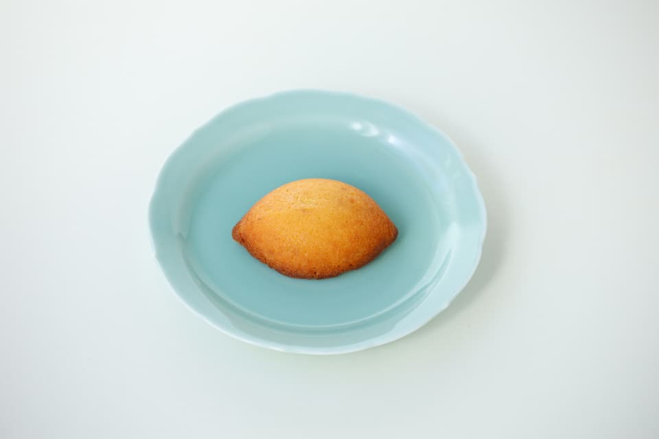〈超しっとり！ぜいたくレモンケーキ（ギフト向き箱入り）〉広島県産農薬不使用レモンピールたっぷりで手作り