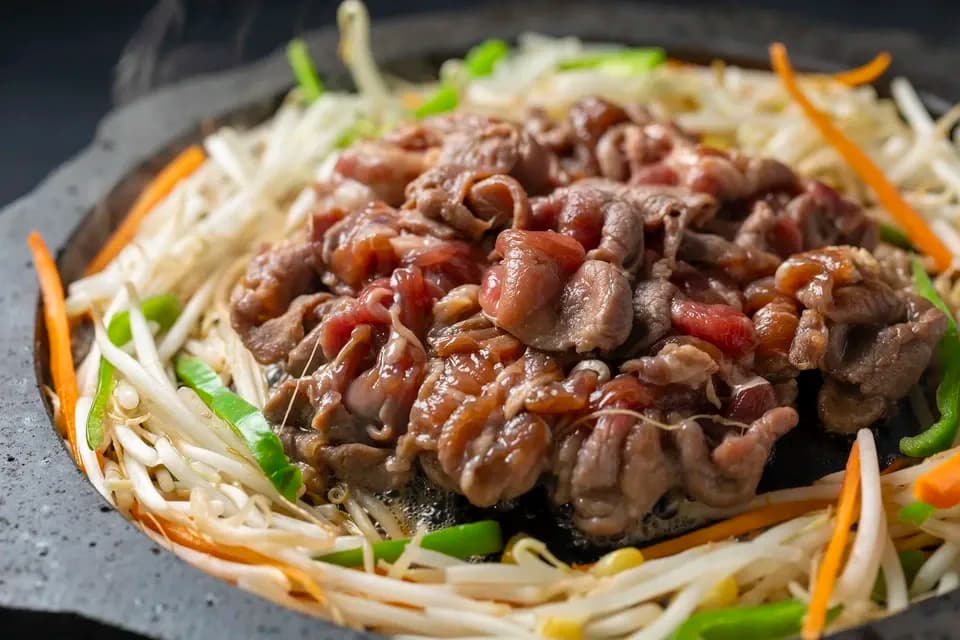 阿蘇の草原育ち＜羊肉スライス＞臭みが少なく食べやすい希少な国産羊肉！焼肉・炒め物・煮込みに幅広く活躍