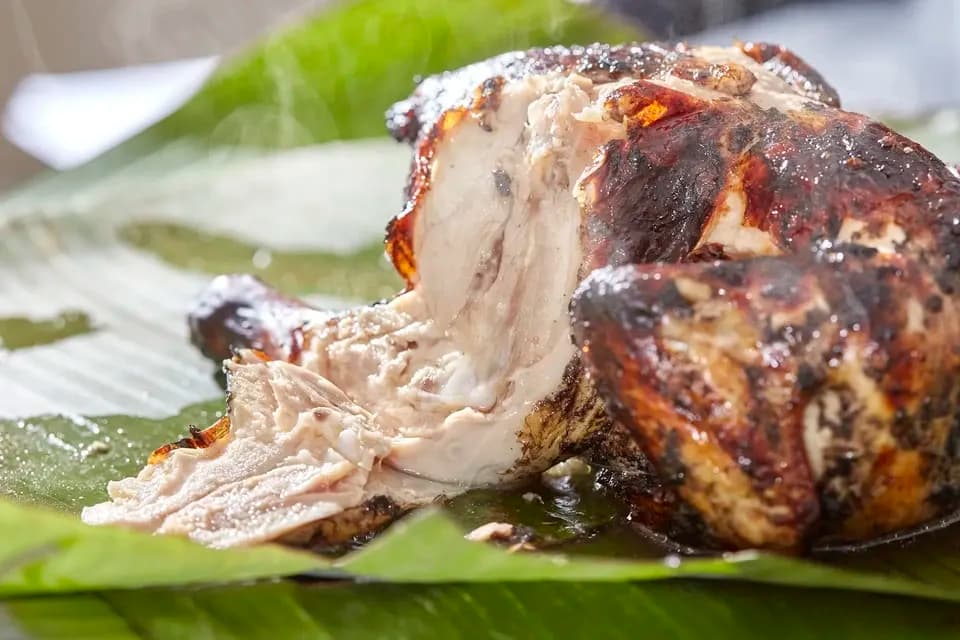 沖縄やんばるハーブ若鶏＜黒麹熟成ブラックローストチキン＞湯せんで“焼きたて”気分