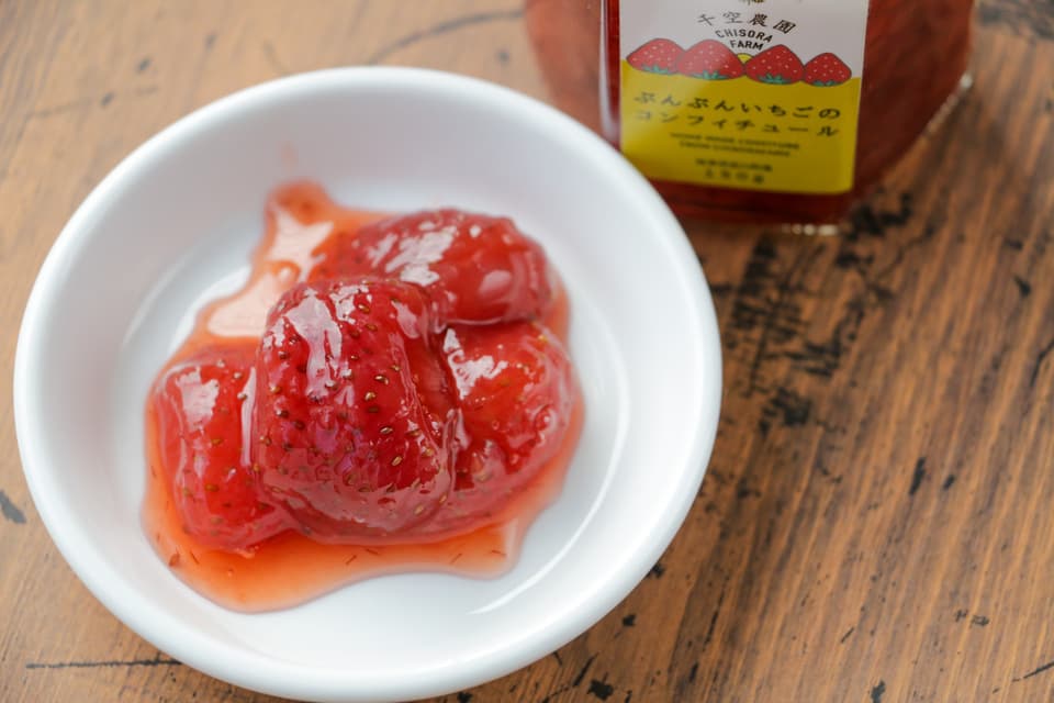 料理を引き立てる、ぶんぶんいちごのコンフィチュール＋白ワイン