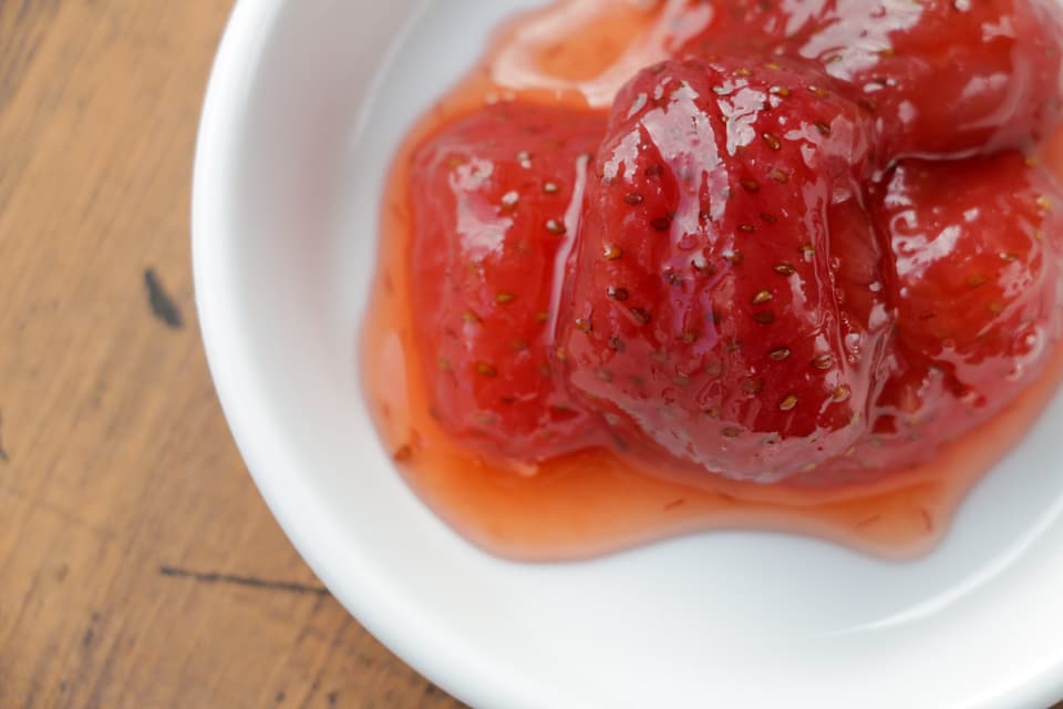 料理を引き立てる、ぶんぶんいちごのコンフィチュール＋白ワイン