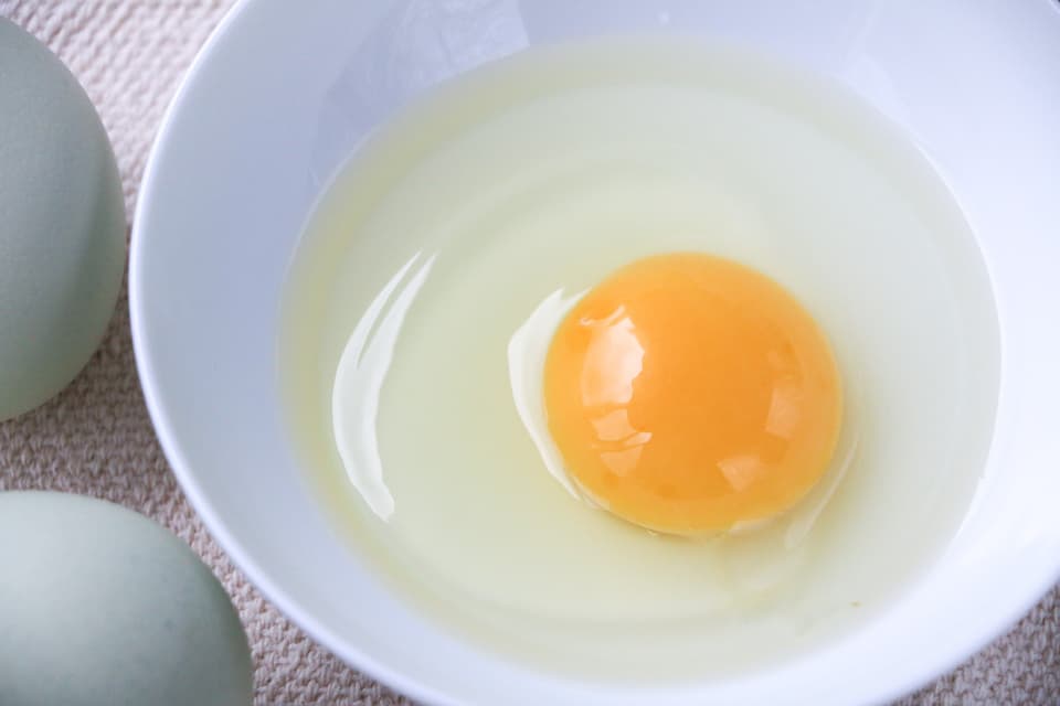 【母の日ギフト！メッセージカード付】24時間放牧養鶏卵＜アローカナの産む幸せの青い卵・下田ブルー＞NHKで紹介！オメガ３が普通の４倍！