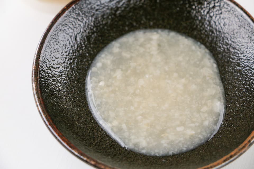 甘酒麹で作る＜塩麹 酵＞自然栽培米の甘酒麹を使用した甘じょっぱい味わい