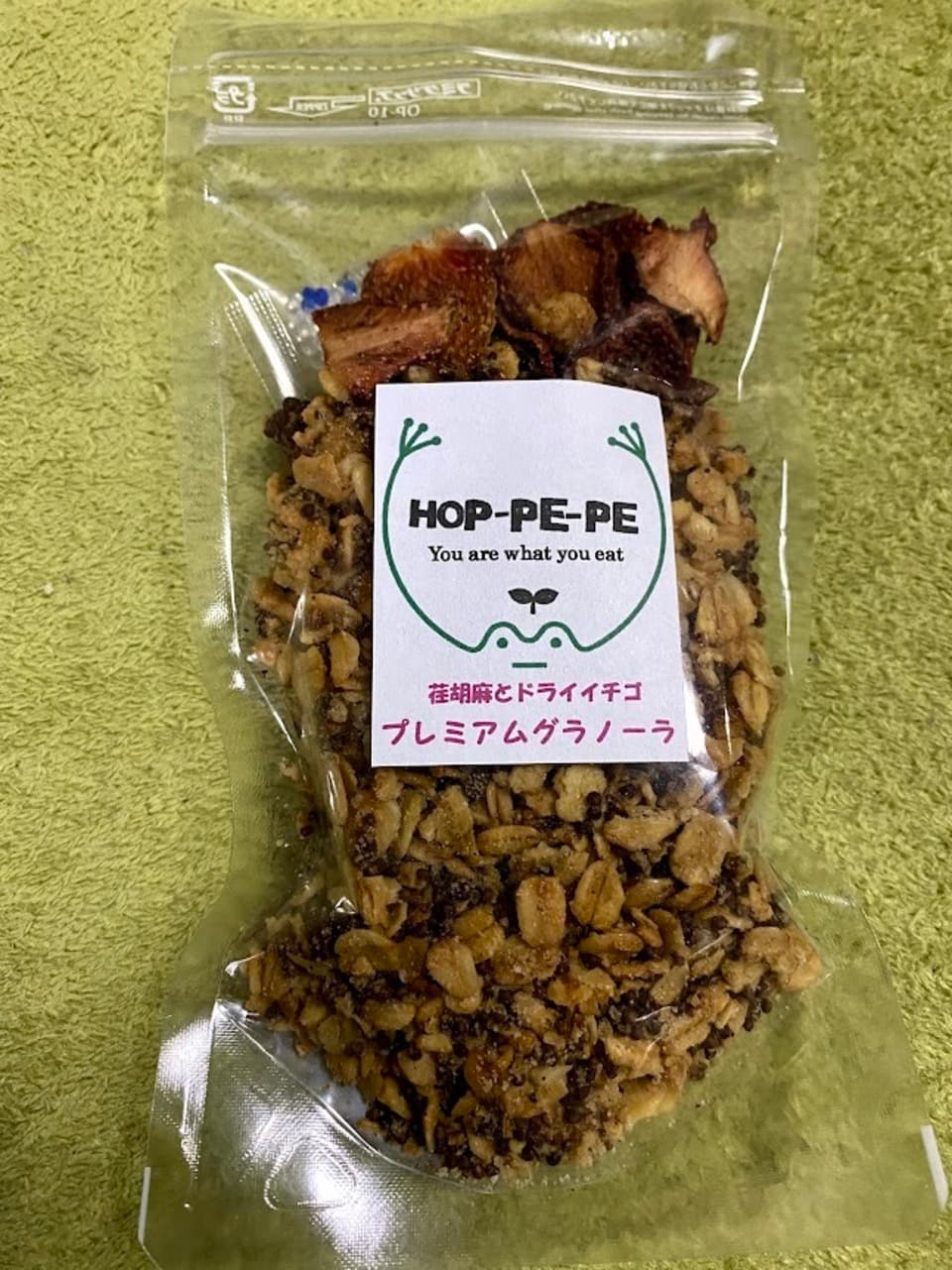 《グルテンフリー》農薬・肥料不使用の荏胡麻とドライイチゴのプレミアムグラノーラ