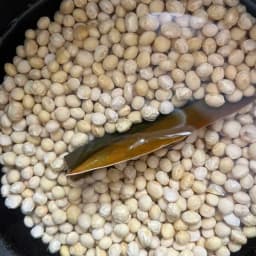 はじいた大豆で