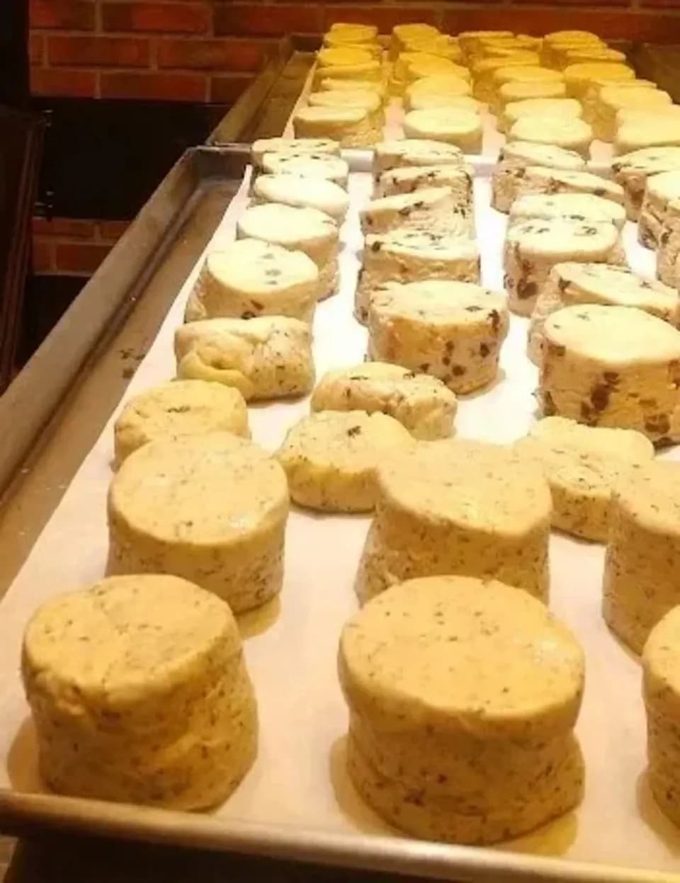 国産小麦の石窯焼き菓子＜プレーンスコーン、紅茶スコーン、有機チョコスコーン＞表面ザクザク、中はしっとり