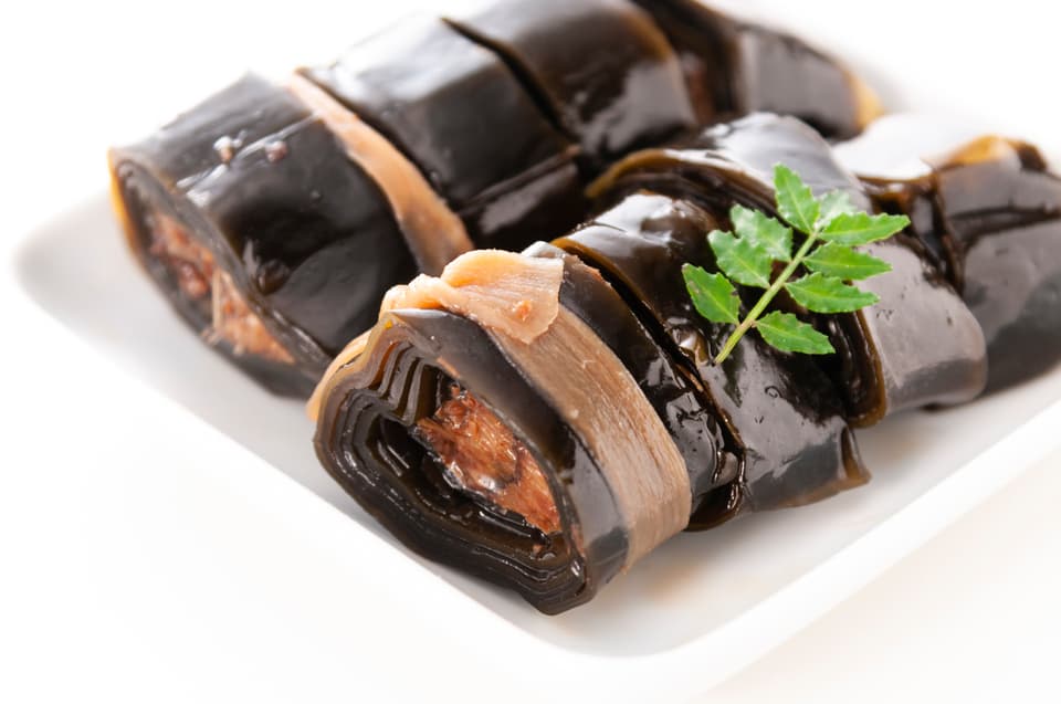 創業以来受け継ぐ伝統的食材〈昆布巻セット〉手作業&こだわりの調味料でやさしい味付けに仕上げた紅鮭昆布巻・にしん昆布巻・たらこ昆布巻の３種セット