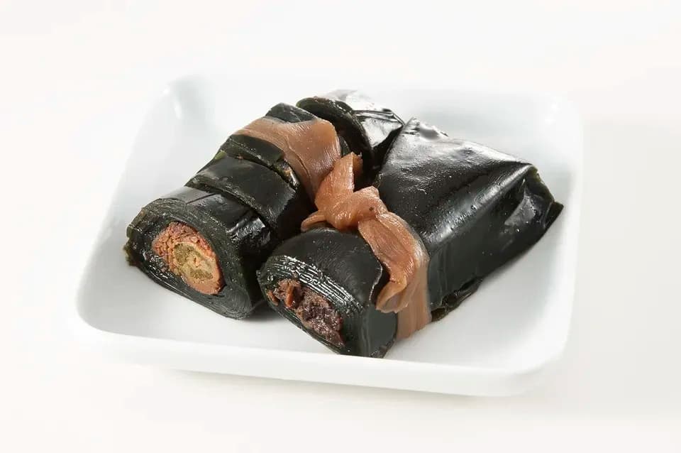 創業以来受け継ぐ伝統的食材〈昆布巻〉紅鮭・にしん・能登がき・ぶりを手作業&こだわりの調味料でやさしい味付けに仕上げた一品