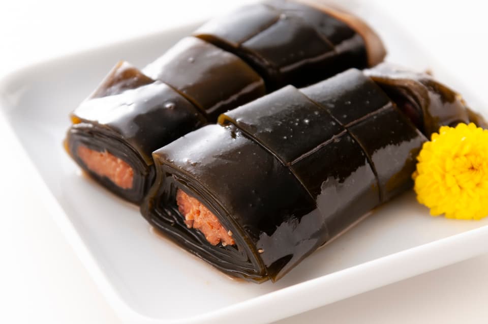 創業以来受け継ぐ伝統的食材〈昆布巻〉紅鮭・にしん・能登がき・ぶりを手作業&こだわりの調味料でやさしい味付けに仕上げた一品
