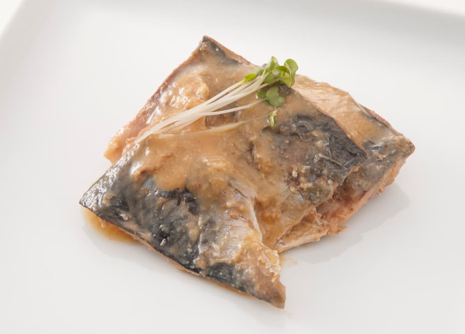 能登産真さばを加賀味噌で味付け〈さば味噌煮〉やさしい味に仕上げたお魚惣菜の定番