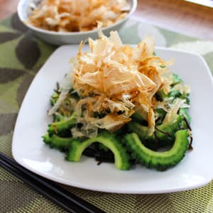 苦みがクセになる！ゴーヤと塩昆布の甘酢和え