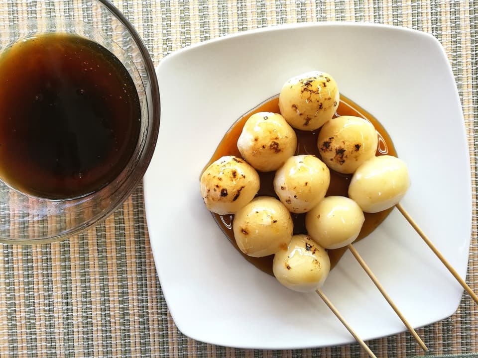 根昆布粉末でほんのり甘じょっぱみたらし団子