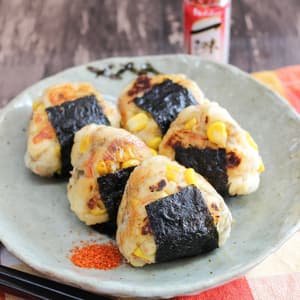 お弁当にピッタリ！コーンバターはんぺんおにぎり