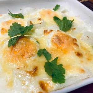 さらたま糀でつくる、サラダ玉ねぎと卵の春グラタン