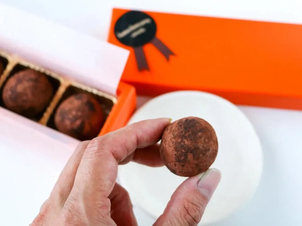 安心のご褒美チョコ。無添加なのに、この美味しさ。天日塩の濃厚トリュフカカオ＜無添加・グルテンフリー・砂糖不使用＞メッセージカード、ラッピングリボンサービス。