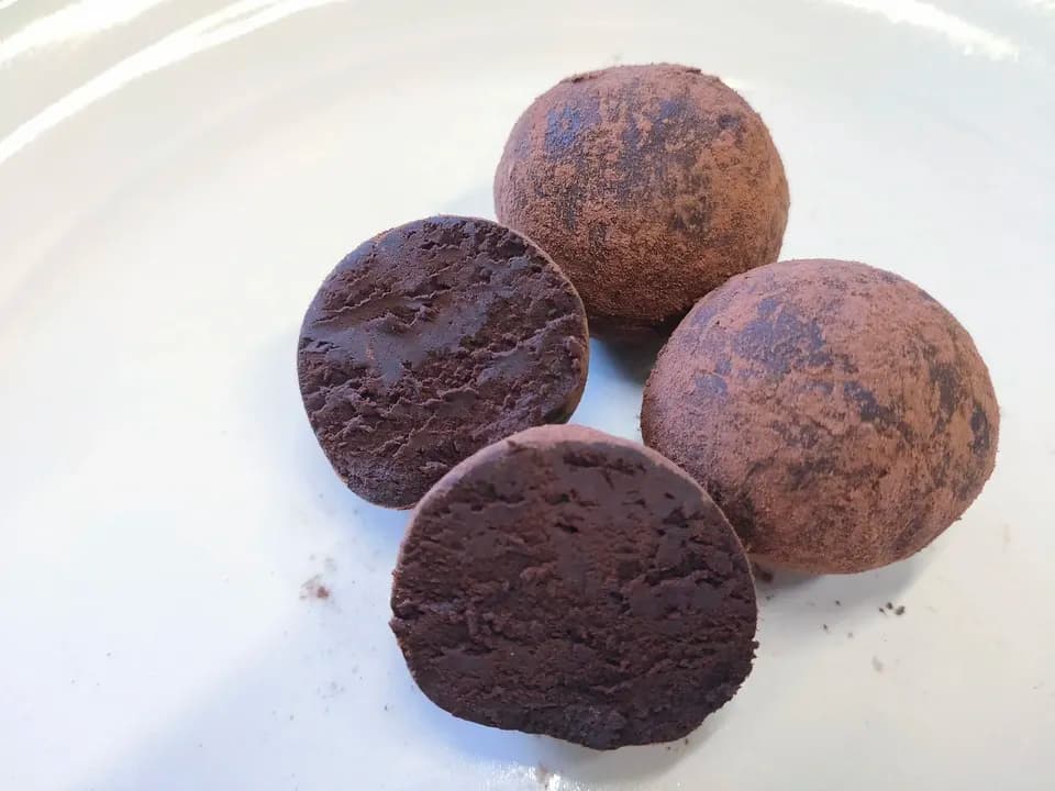 安心のご褒美チョコ。無添加なのに、この美味しさ。天日塩の濃厚トリュフカカオ＜無添加・グルテンフリー・砂糖不使用＞メッセージカード、ラッピングリボンサービス。