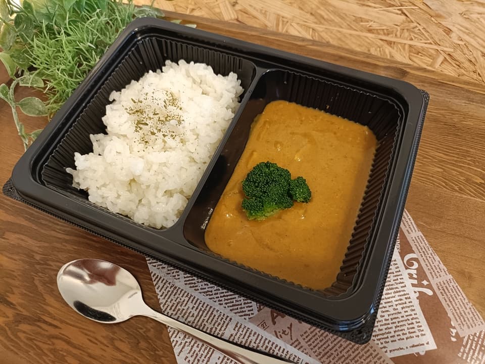 忙しい時でもレンジで温めるだけでお店の味が食べられる。4種のスパイスカレー。＜無添加・グルテンフリー・砂糖不使用・天日塩100%＞