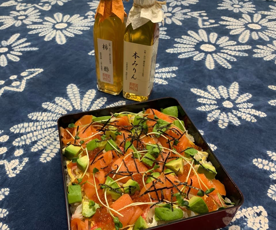 酢飯の上に具材をのせます
