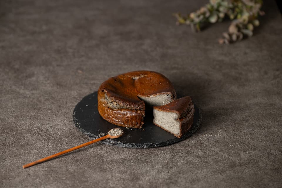 【冷凍販売】濃厚黒ゴマのとっておきチーズケーキ