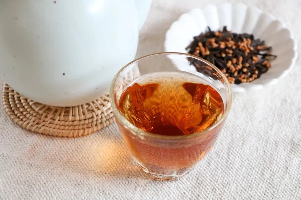 玄米ほうじ茶　京都の農薬不使用栽培ほうじ茶と、有機玄米使用。