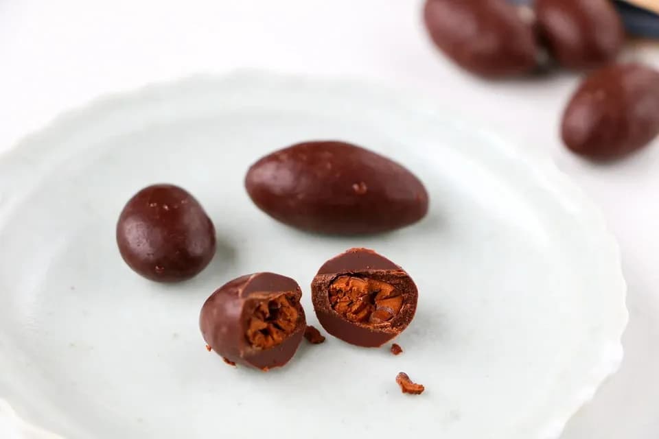 （お得用１kg）ベトナム産有機栽培＜皮も丸ごとカカオ豆チョコレートボール＞ダーク72%・ホワイト・ビーツ・ガックフルーツ