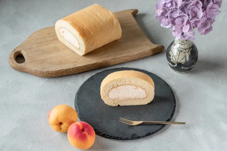 ＜無添加・あんずのロールケーキ１本＞有機農家の厳選素材でふわっ、もちっの新食感