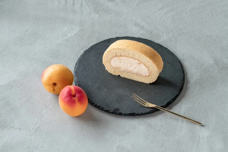 ＜無添加・あんずのロールケーキ１本＞有機農家の厳選素材でふわっ、もちっの新食感