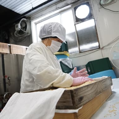 山奥で麹チーズケーキを支える姉妹