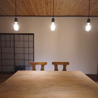 古い家に、手をくわえながら。