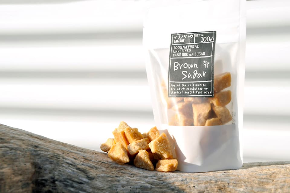 1年に1回だけの製造　サトウキビ100% の黒糖（イリノザトウ）　BROWN SUGAR