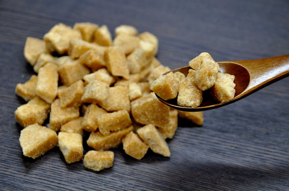 1年に1回だけの製造　サトウキビ100% の黒糖（イリノザトウ）　BROWN SUGAR