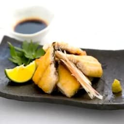 四万十うなぎ蒲焼(1本あたり約110g)　×2、 タレ (15ml)　山椒　×2、四万十うなぎ白焼き　(1本あたり約120g)(有頭) 、タレ (15ml) 　山椒 (0.2g)