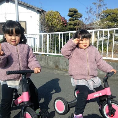 2卵生双子は4歳で3輪車デビュー