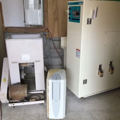 精米機と色彩選別機の有る部屋に除湿器を設置