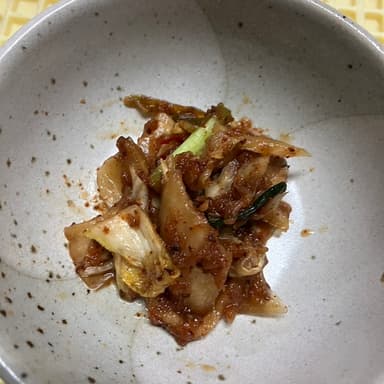 病みつきになりそうな辛さを召し上がれ　自然米に美味しいキムチを載せて