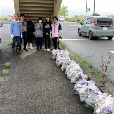 「雨の合間に広がる優しさ：幸せ拾い130」ゴミ拾いボランティア活動