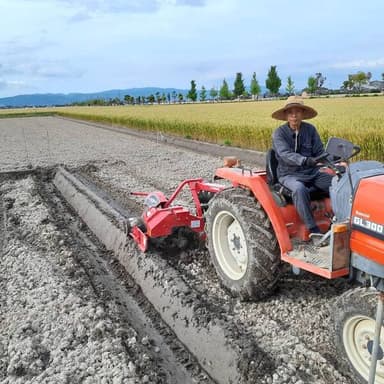 「自然と共に歩む、感謝の農業道」トラクターにアゼ塗機を取り付け