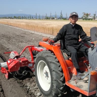 トラクターに畔塗機を取り付け快適作業