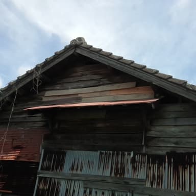 築100年の倉庫の壁の板は薄く