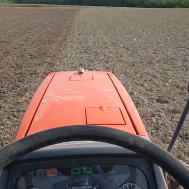 トラクター耕運で草を太陽の熱で枯らす