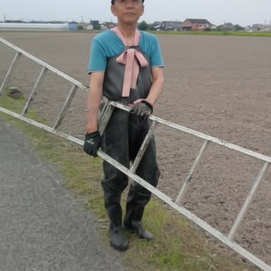 自然農法米38年水田　暗渠排水管に蓋をして水止め