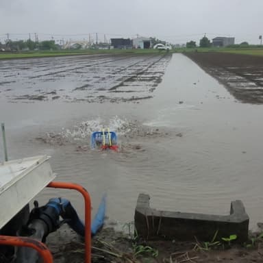 天気に応援されて田んぼに水入れ