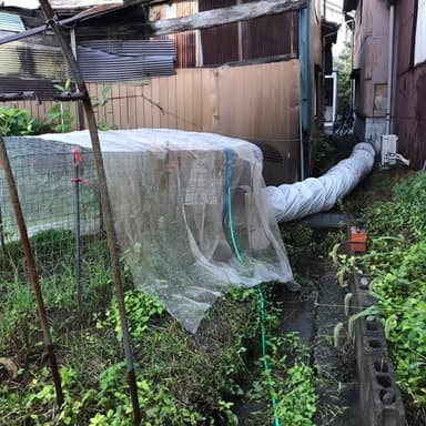 民家が密集している農業倉庫