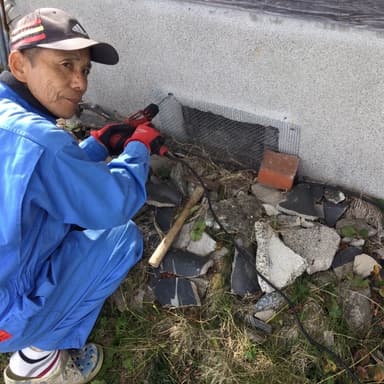 イタチが床下換気口の隙間から入って